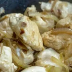 piscanec-dusen-v-cebulni-omaki-recept-za-odlicno-vroco-jed.webp.webp